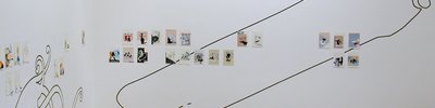 Ausstellungsansicht mit einer Videoarbeit von Thomas Raschke und einer Raumzeichnung mit Papierarbeiten von Jörg Mandernach